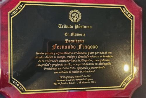 la Federación Interamericana de Abogados ha entregado una placa a su hijo Dr. Christiano Fragoso