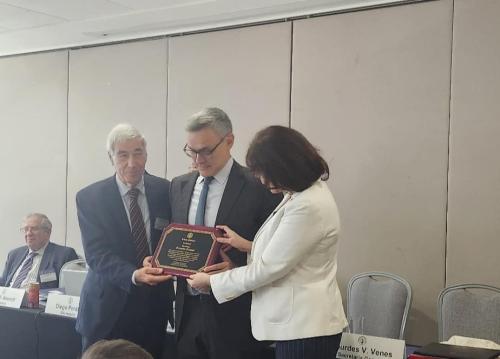 la Federación Interamericana de Abogados ha entregado una placa a su hijo Dr. Christiano Fragoso